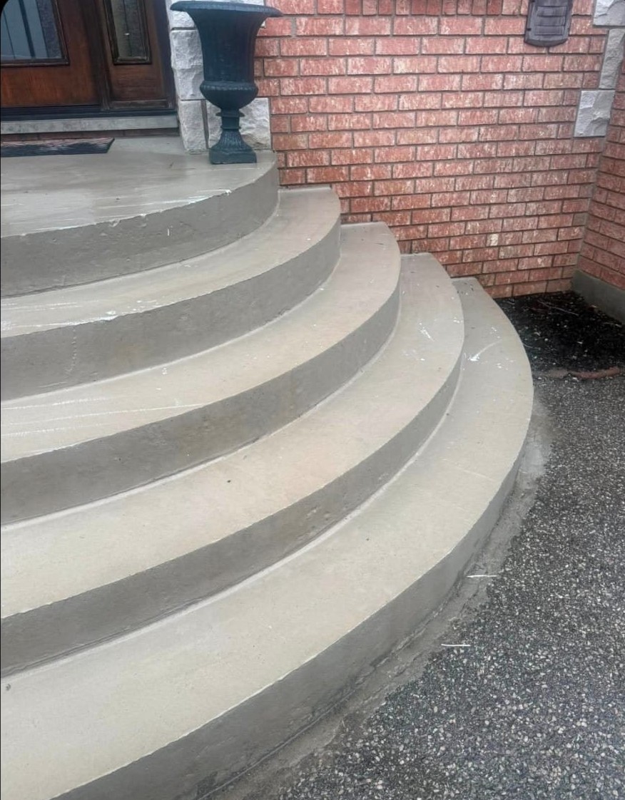 Decorative flake-coated curved concrete steps